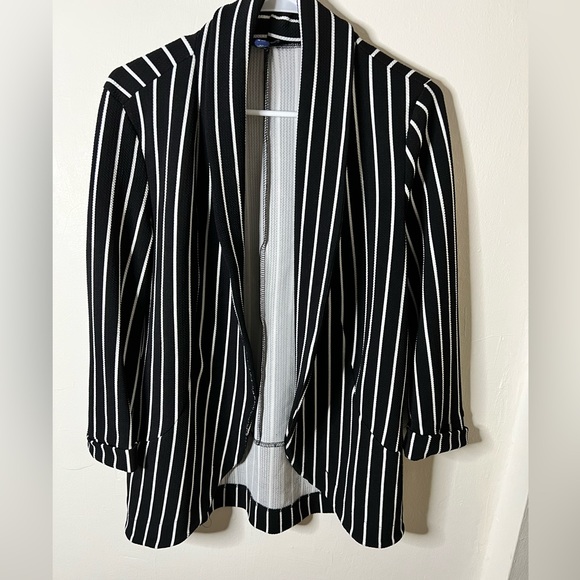 Jackets & Blazers - Black & White Open Front Blazer. Size M